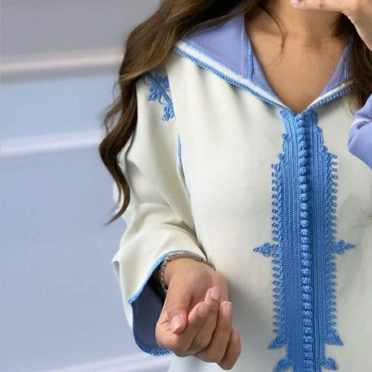 Jelaba marocaine pour femme, cette djellaba marocaine;présente un travail de broderie délicat et une finition crepe coria luxueuse.