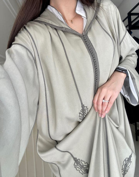 Jellaba marocaine, cette djellaba marocaine &nbsp;présente un travail de broderie délicat et une finition crepe coria luxueuse.