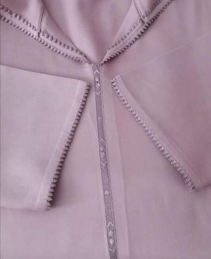 Gracieuse et sophistiquée, cette djellaba marocaine ;présente un travail de broderie délicat et une finition crepe coria luxueuse.